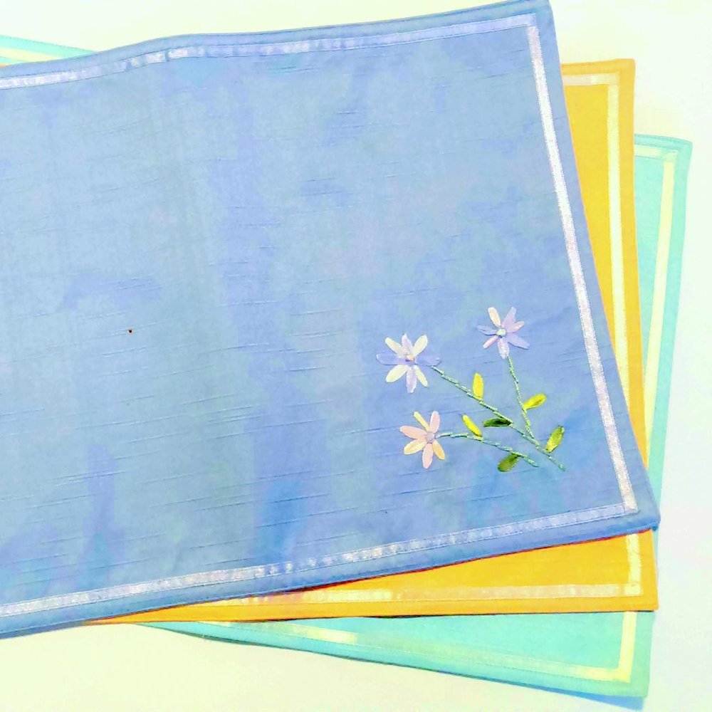 Set Of 4 Ribbon Embroidered Floral Pastel 13 by 19 Inch Place Mats